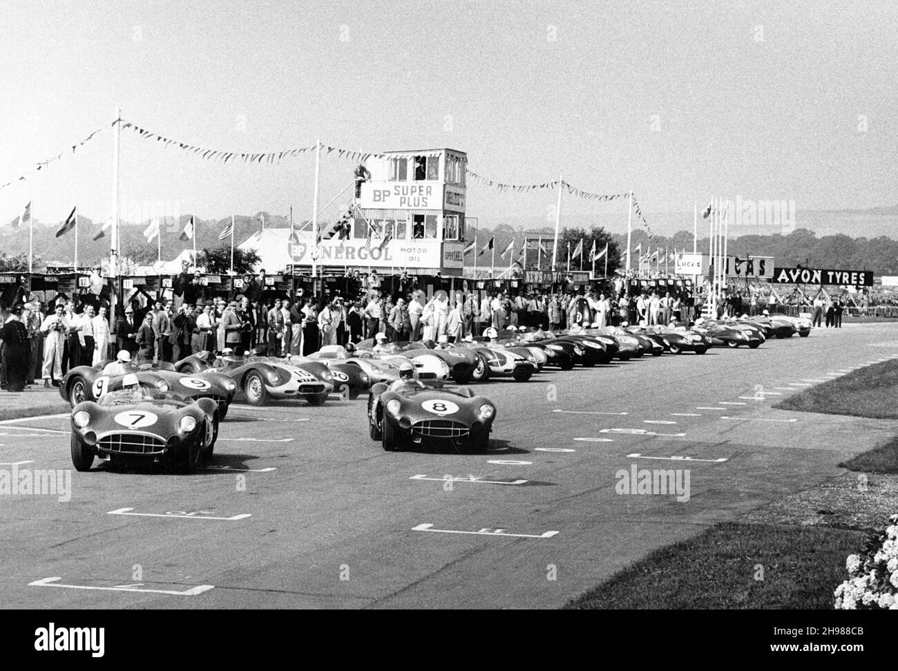 Début de la course du Trophée touristique RAC, Goodwood, Sussex, 1958.Stirling Moss mène la voie dans l'Aston Martin que lui et son coéquipier Tony Brooks ont conduit à la victoire dans la course, suivi par la troisième place Aston Martin de Carroll Shelby et Stuart Lewis-Evans. Banque D'Images