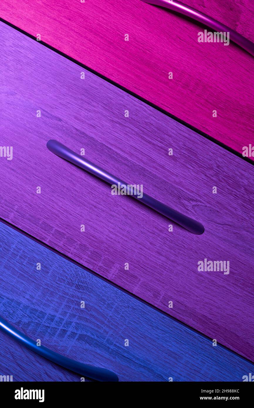 Arrière-plan en bois coloré rose, bleu et violet.Répétition.Vue avant. Banque D'Images