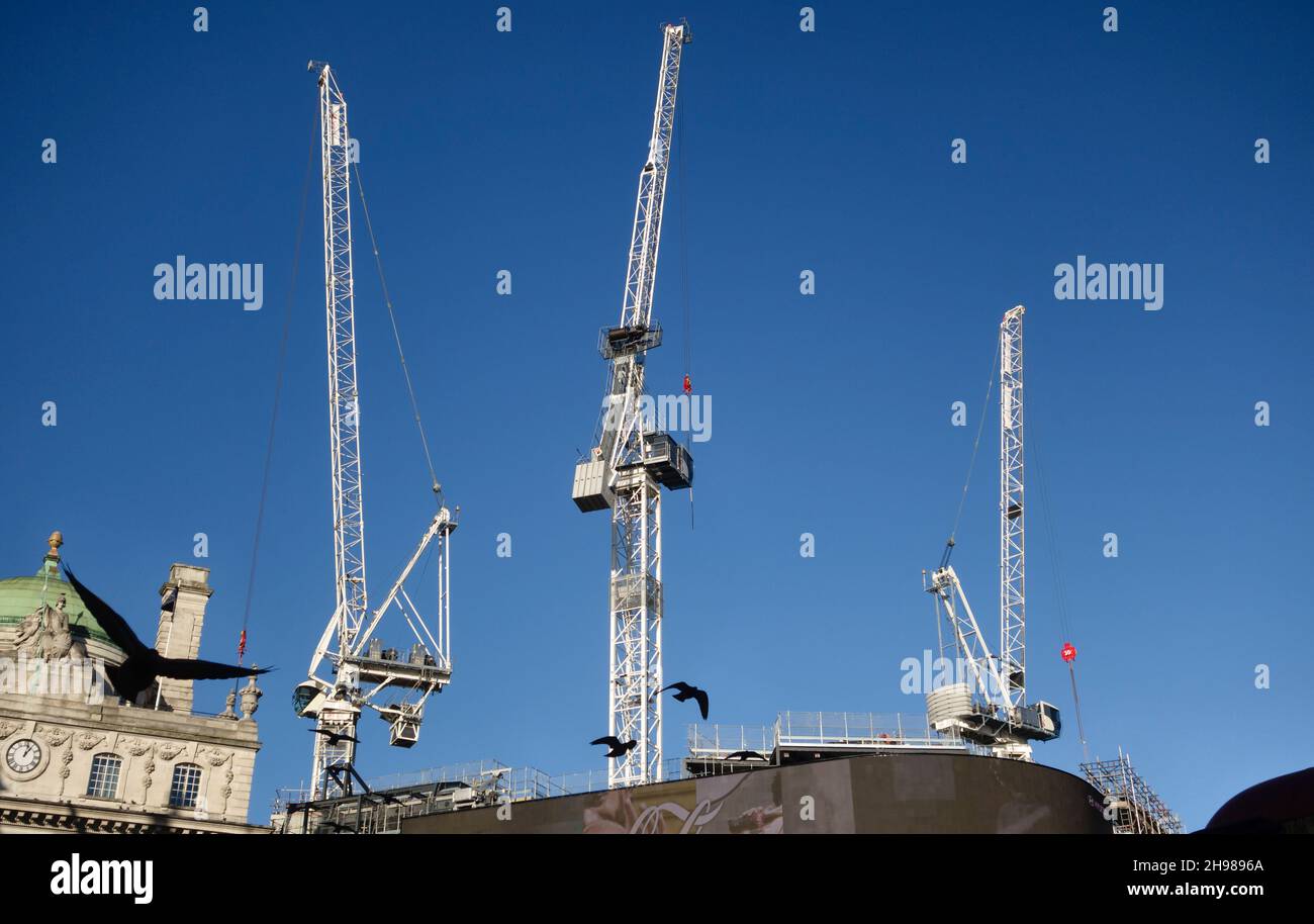 Grues à tour sur un chantier de construction à Piccadilly Circus dans le West End de Londres, Royaume-Uni Banque D'Images