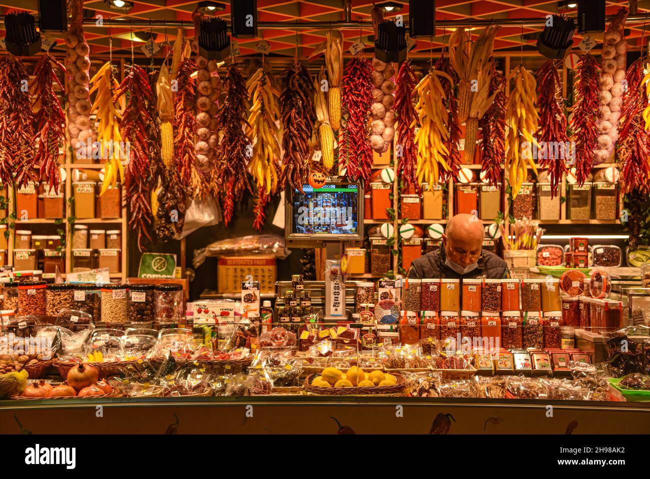 Barcelone, Espagne - 23 novembre 2021 : épices et piments en vente sur un marché dans le Mercat de la Boqueria, Barcelone, Espagne Banque D'Images