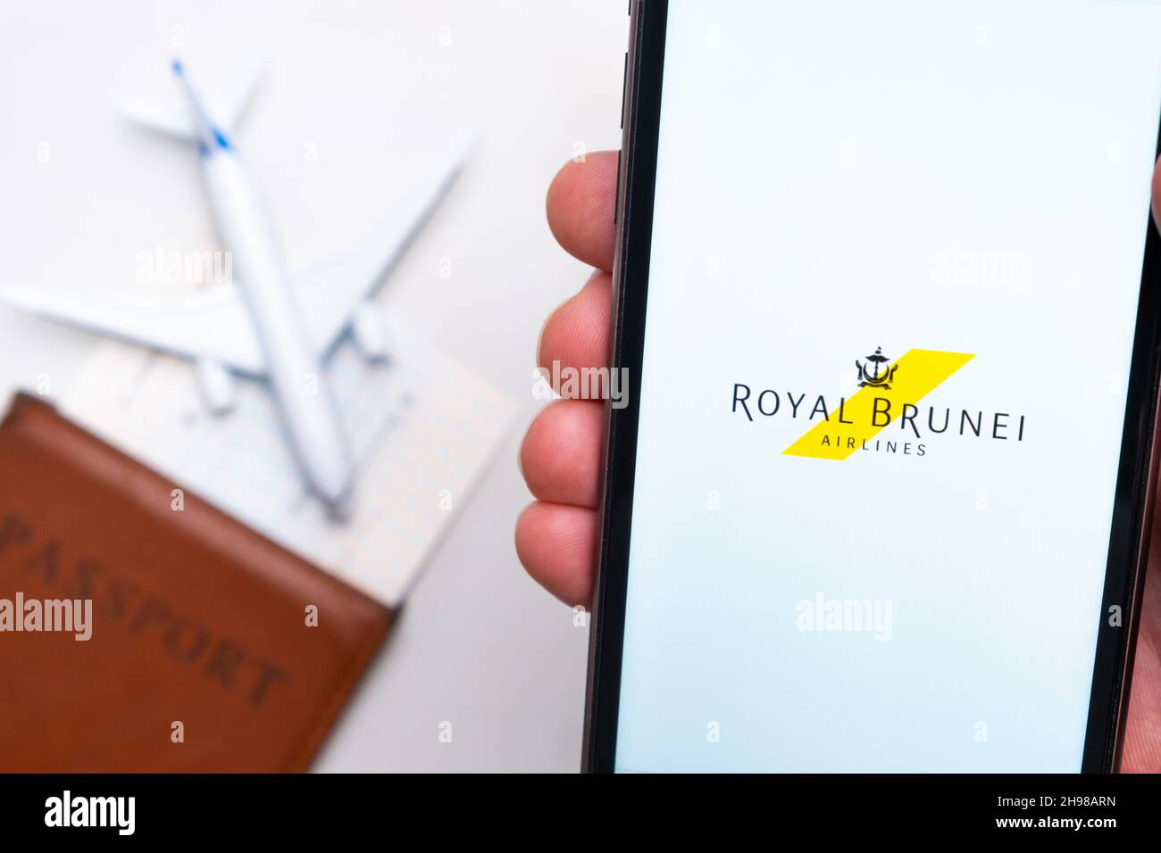 Logo Royal Brunei Airlines sur l'écran du téléphone mobile avec un avion, un passeport et une carte d'embarquement en arrière-plan.Le concept de l'application mobile des compagnies aériennes.Novembre 2021, San Francisco, États-Unis Banque D'Images