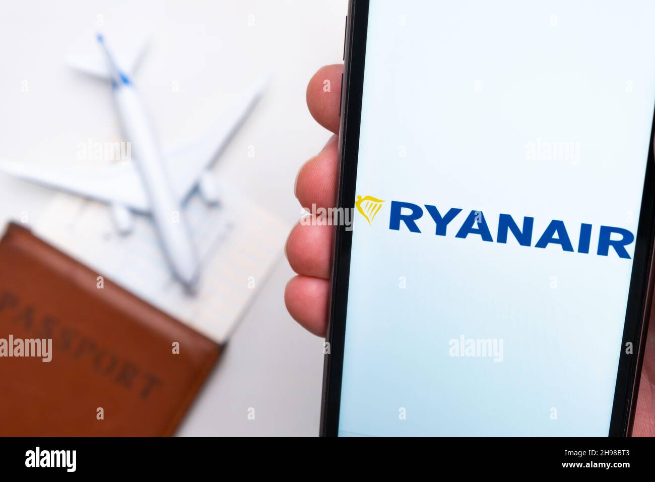 Application mobile Ryanair Airlines.Une application mobile pratique pour  acheter des billets à l'aide d'un smartphone avec un avion, un passeport et  une carte d'embarquement en arrière-plan.Novembre 2021, San Francisco,  États-Unis Photo Stock -