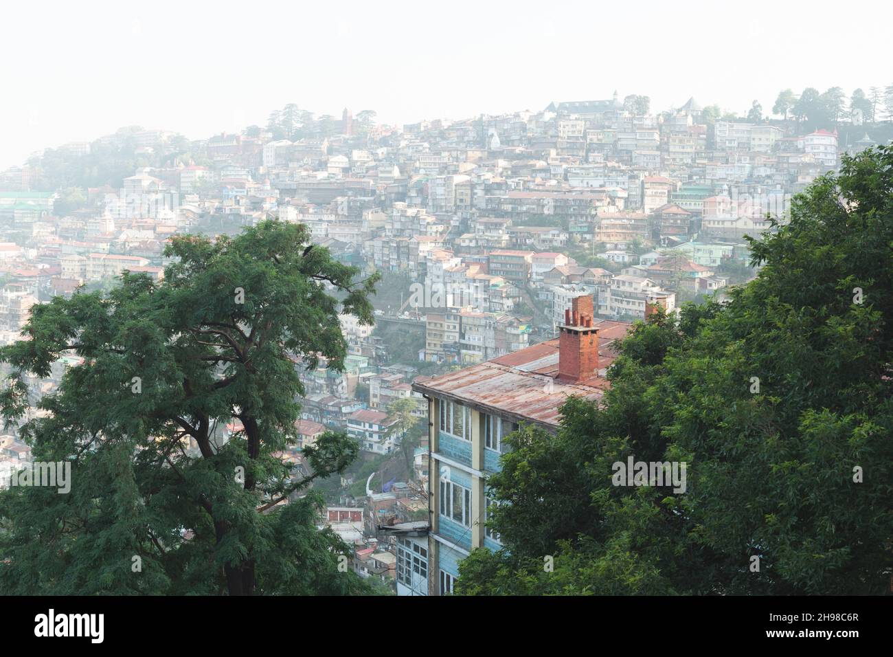 Vue sur la ville de Shimla dans l'Himalaya indien la capitale de l'État indien Himachal Pradesh.Shimla, Himachal Prades, Inde.Photographie de paysage Banque D'Images