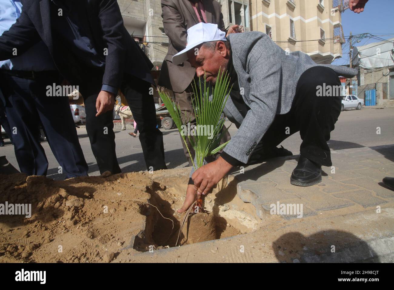 Rafah.5 décembre 2021.Des volontaires palestiniens participent à une campagne de plantation d'arbres à l'occasion de la Journée internationale des volontaires dans la ville de Rafah, dans le sud de la bande de Gaza, le 5 décembre 2021.Credit: Khaled Omar/Xinhua/Alamy Live News Banque D'Images