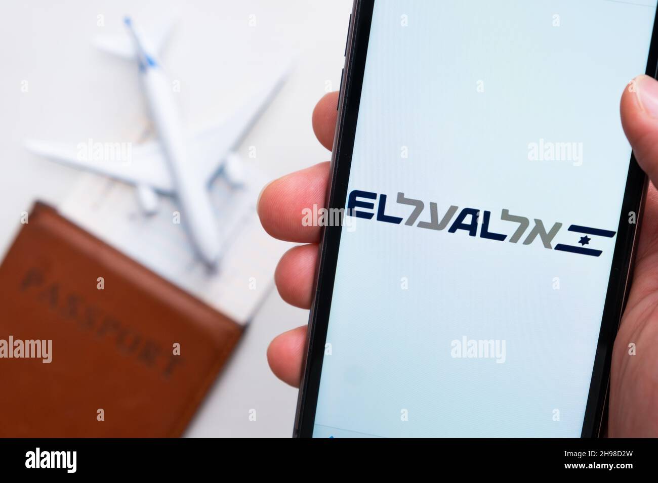 LOGO DE LA compagnie AÉRIENNE EL AL sur l'écran du téléphone mobile dans la main de l'homme sur le fond du passeport, de la carte d'embarquement et de l'avion, septembre 2021, San Francisco, USA. Banque D'Images