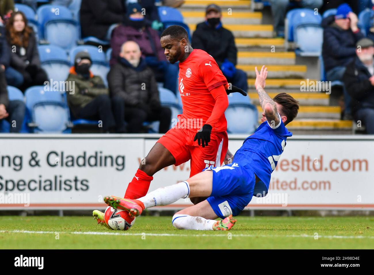 COLCHESTER, GBR.5 DÉCEMBRE Gavin Massey de Wigan bataille pour possession avec Cameron Coxe de Colchester pendant le match de la coupe FA entre Colchester United et Wigan Athletic au stade communautaire JobServe, à Colchester, le dimanche 5 décembre 2021.(Credit: Ivan Yordanov | MI News) Credit: MI News & Sport /Alay Live News Banque D'Images