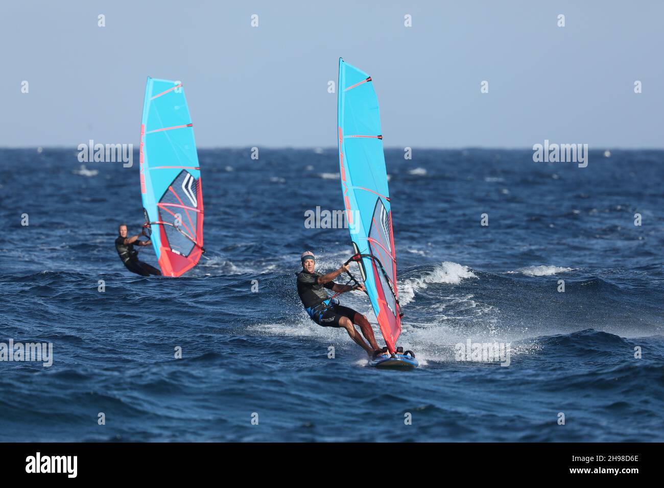 Après le travail de nombreux résidents sur Lanzarote course à la plage pour apprécier le style de vie et le frisson de leur passe-temps - la planche à voile. Banque D'Images