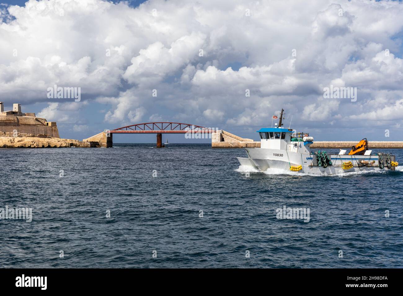 Le pont St Elmo est une passerelle en acier voûté qui mène à l'entrée de la Valette du Grand Port, Malte, Europe Banque D'Images