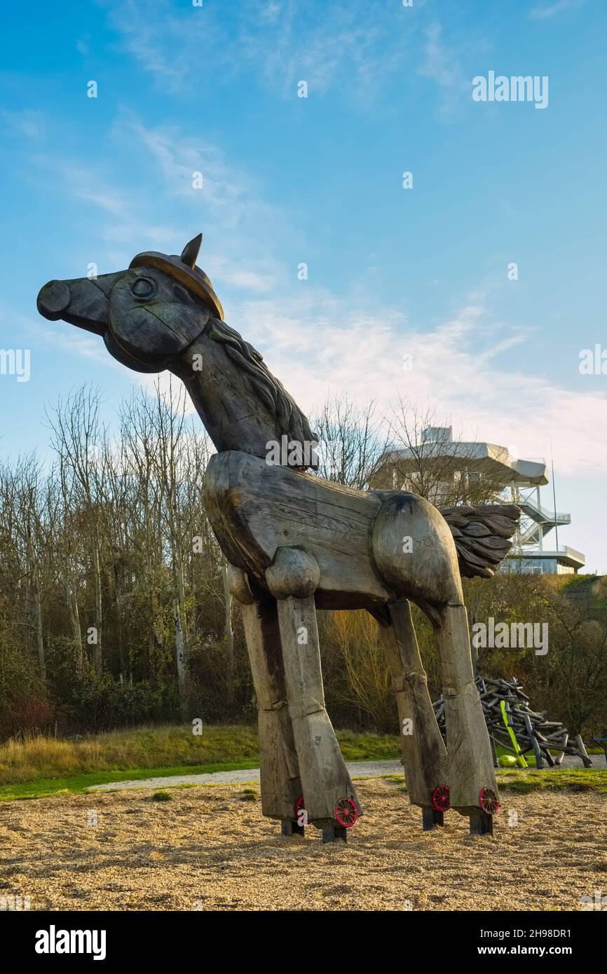 Sculpture de cheval sur terrain de jeu, Kienberg Mountain, Berlin, Allemagne Banque D'Images