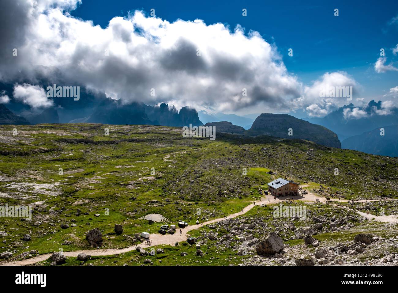 Paysage alpin avec pics de montagne et vue sur Rifugio Lavaredo sur la montagne Tre Cime Di Lavaredo dans le sud du Tyrol en Italie Banque D'Images