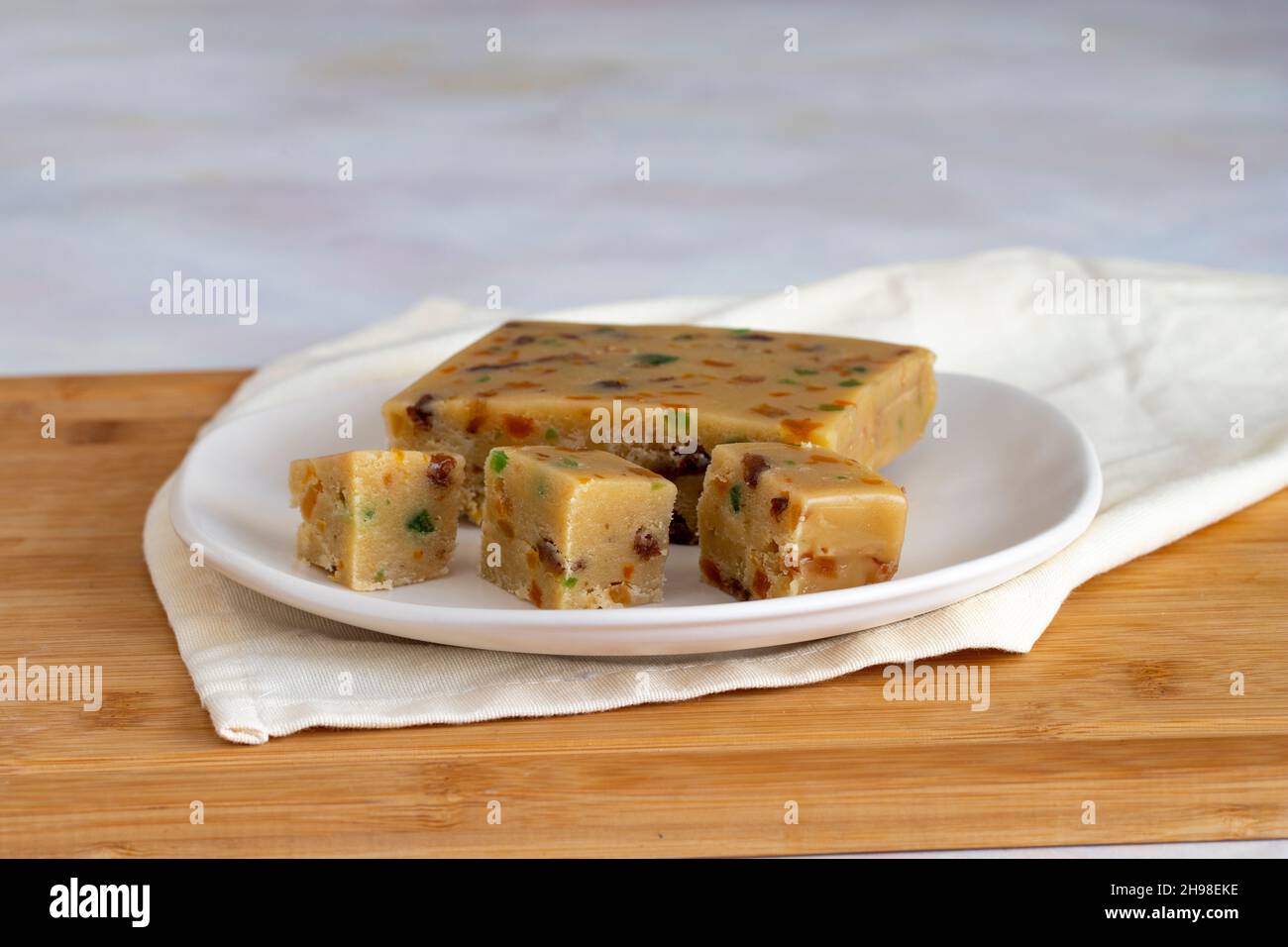 Halva aux fruits.Halva sur fond de bois.Halvah turc pour le petit déjeuner turc.Nom local meyveli yaz helvası Banque D'Images