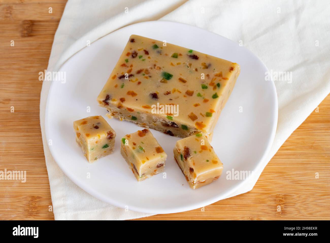 Halva aux fruits.Halva sur fond de bois.Halvah turc pour le petit déjeuner turc.Nom local meyveli yaz helvası Banque D'Images