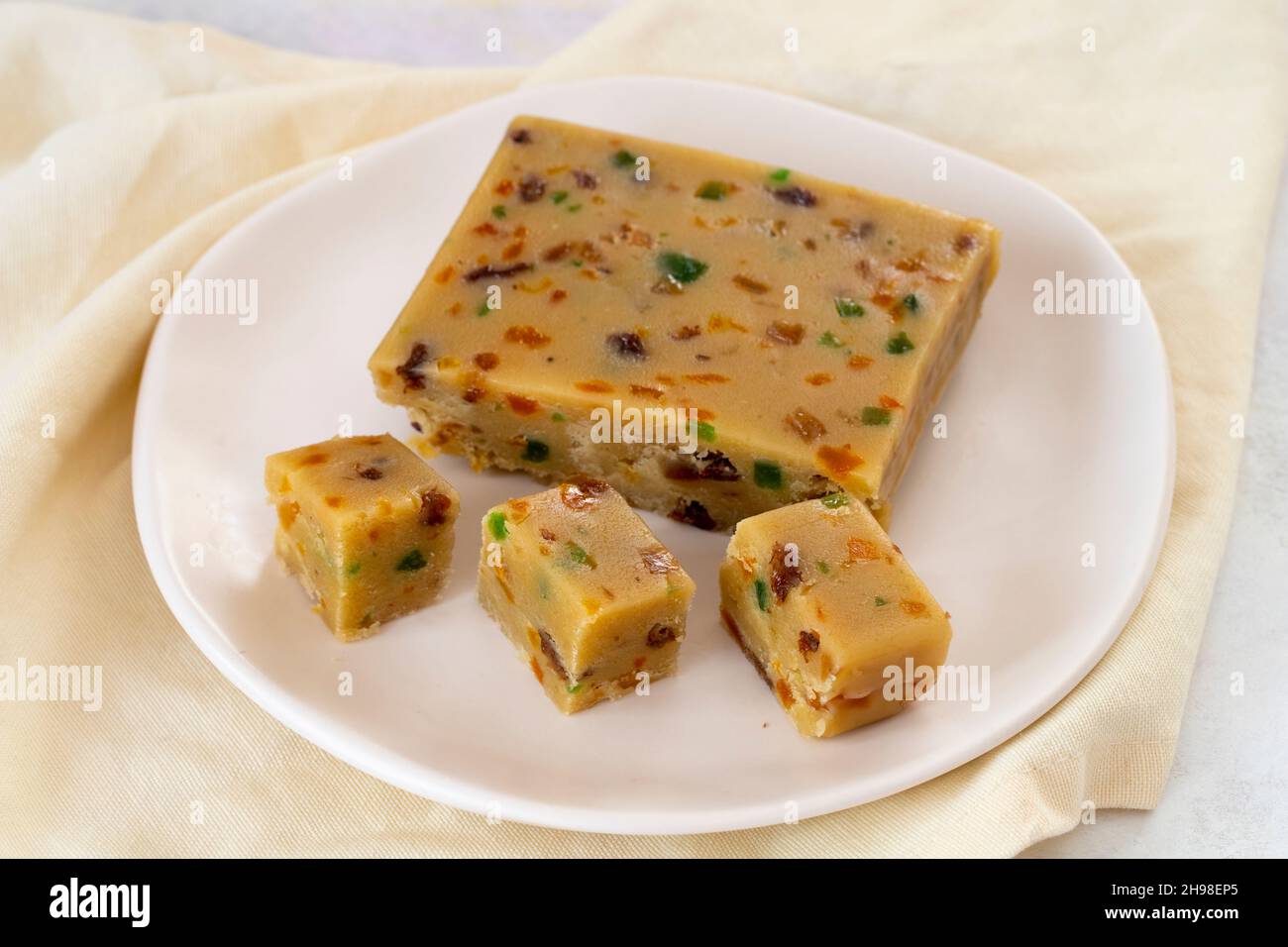 Halva aux fruits.Halva sur fond de bois.Halvah turc pour le petit déjeuner turc.Nom local meyveli yaz helvası Banque D'Images
