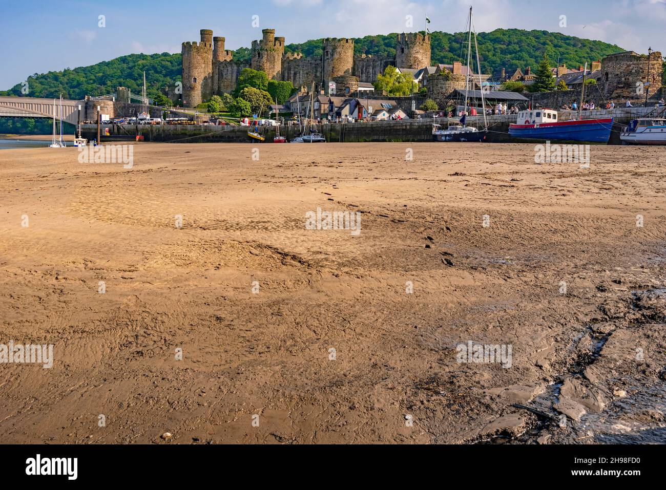 Château et port de Conway sur la rivière Conwy à Gwynedd, dans le nord du pays de Galles. Banque D'Images