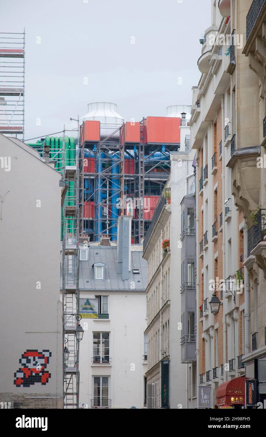 Le Centre Pompidou Musée d'Art moderne se trouve à travers les bâtiments de Paris France Banque D'Images