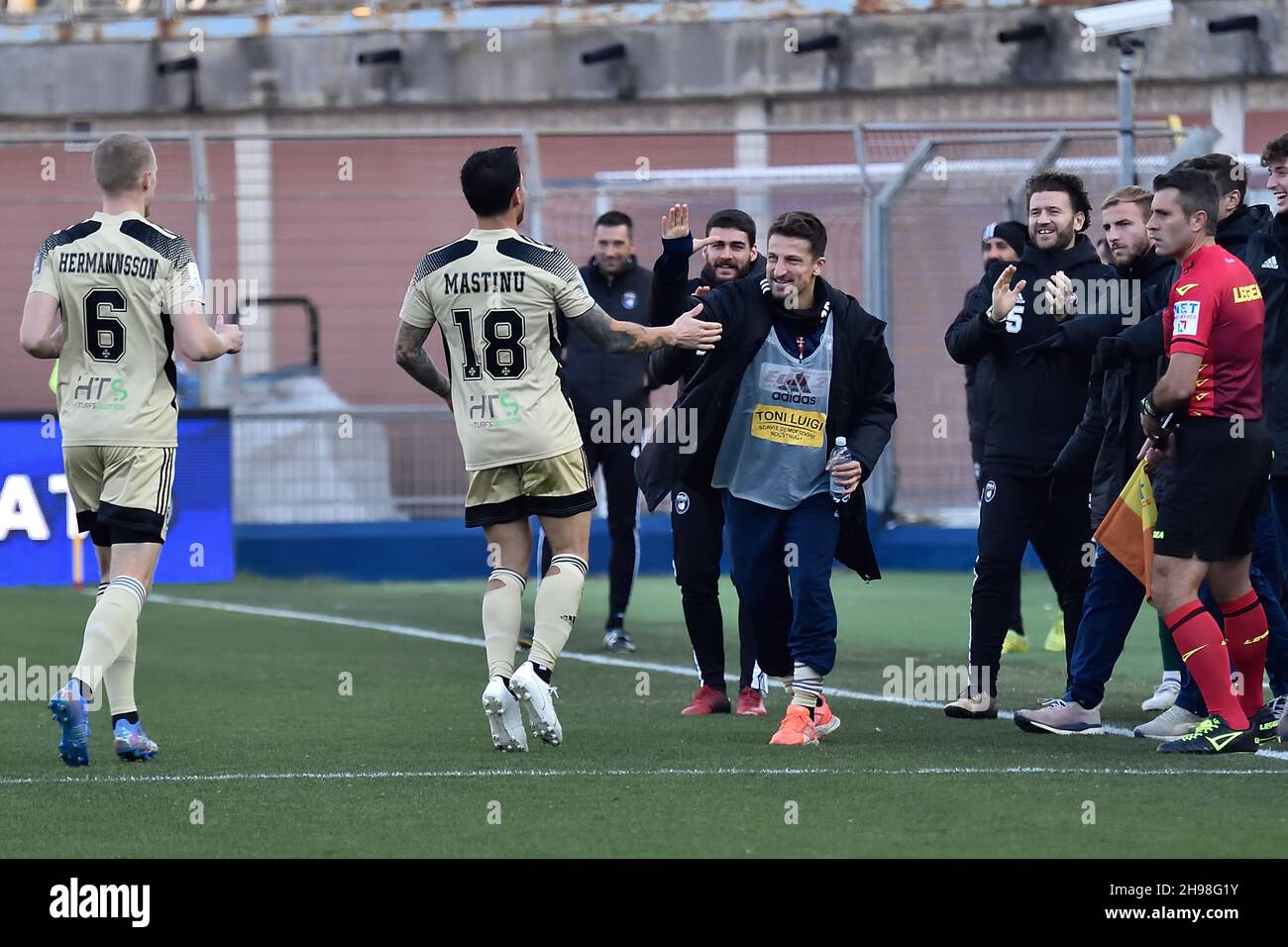 Côme, Italie.04e décembre 2021.Giuseppe Mastinu (Pise) fête avec ses coéquipiers pendant Como 1907 vs AC Pisa, match de football italien série B à Côme, Italie, décembre 04 2021 crédit: Agence de photo indépendante/Alamy Live News Banque D'Images