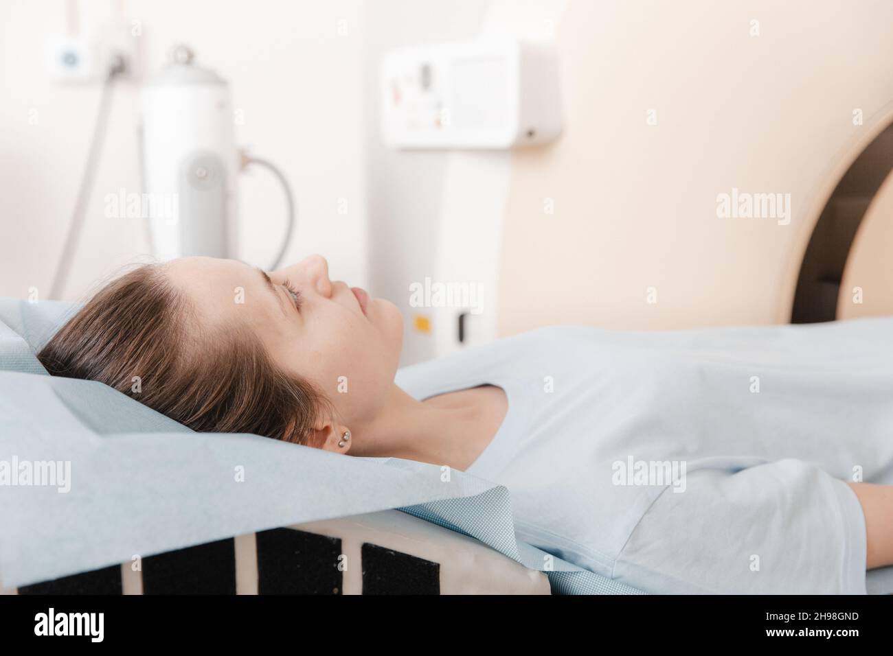 Scanner médical ou IRM avec un patient dans le laboratoire hospitalier moderne.Intérieur du service de radiographie.Équipement de pointe dans Banque D'Images