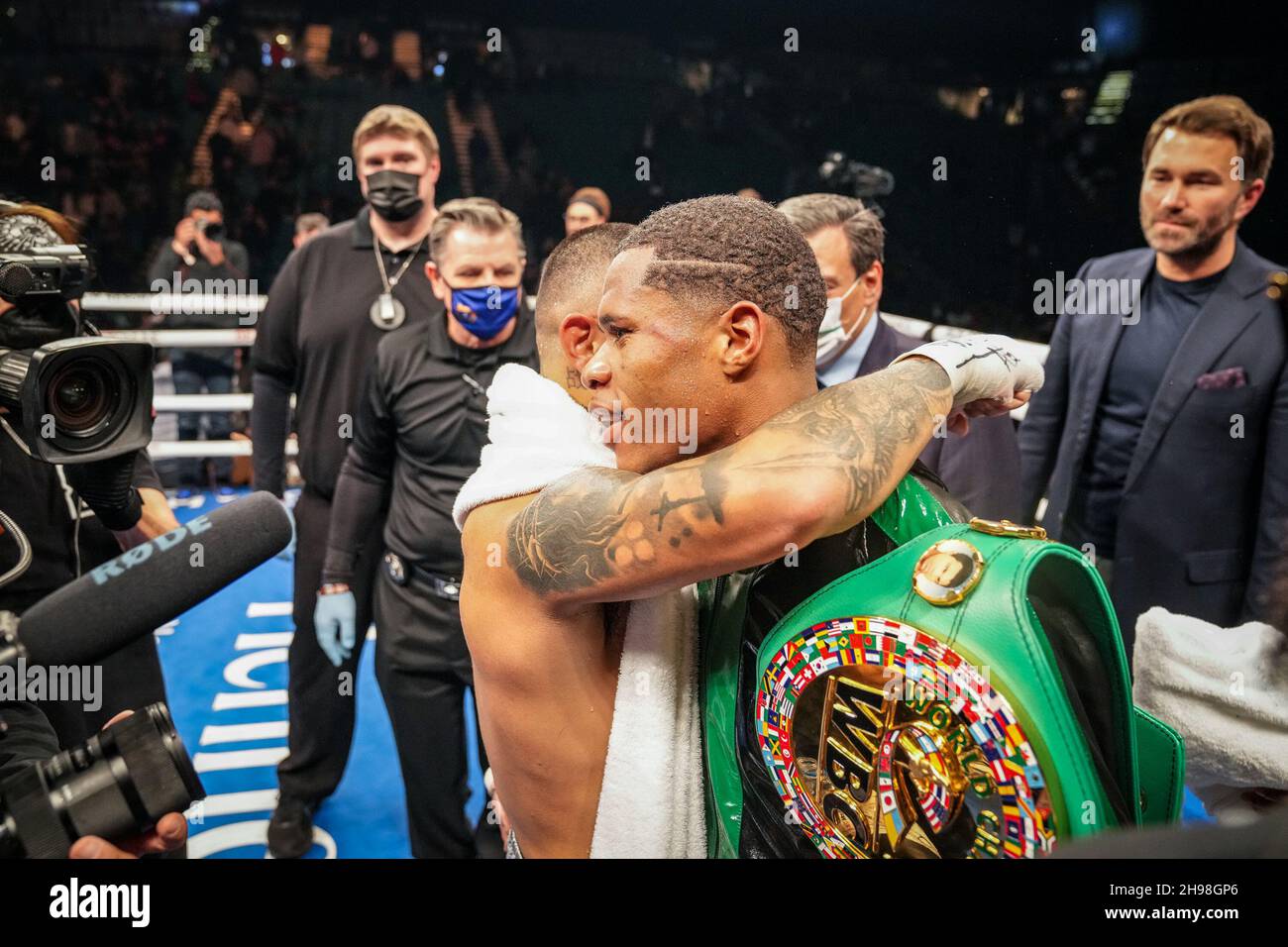 4 décembre 2021, Las Vegas, LAS VEGAS, NV,Etats-Unis: LAS VEGAS, NV - DÉCEMBRE 4: (R-L) Devin Haney coupe Joseph ''Jojo'' Diaz Jr après leur combat de titre léger WBC à la MGM Grand Garden Arena le 4 décembre 2021 à Las Vegas, Etats-Unis.(Credit image: © Louis Grasse/PX Imagens via ZUMA Press Wire) Banque D'Images