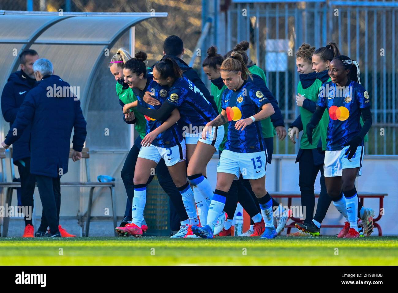 Les coéquipiers fêtent Ghoutia Karcouni (#5 Inter) après 0-3 pendant le match féminin Serie Entre l'AC Milan et le FC Internazionale au Centre sportif Vismara de Milan, Italie Cristiano Mazzi/SPP Banque D'Images