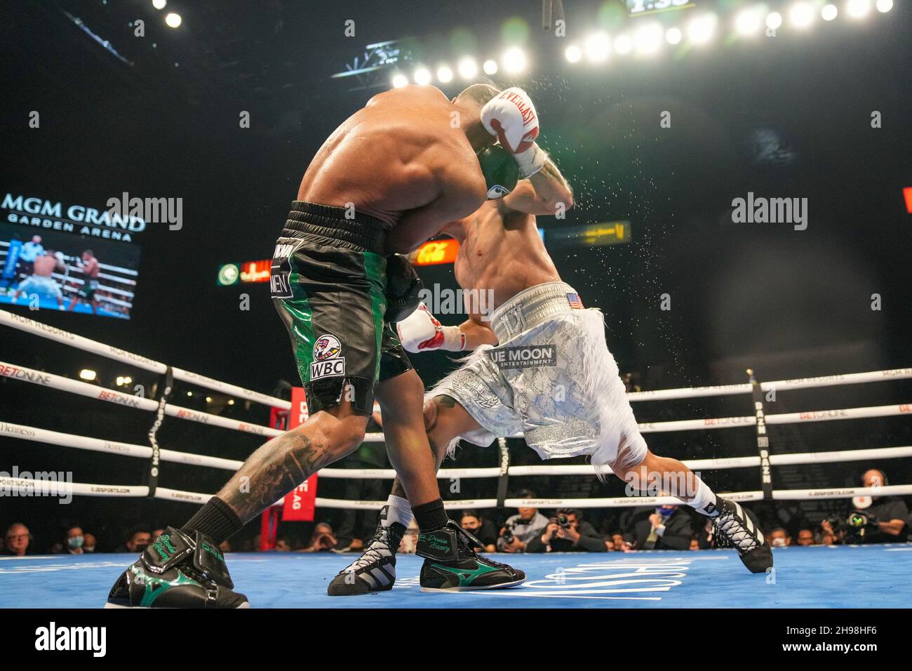 4 décembre 2021, Las Vegas, LAS VEGAS, NV,Etats-Unis: LAS VEGAS, NV - DÉCEMBRE 4: (R-L) Joseph ''Jojo'' Diaz Jr poinçons Devin Haney lors de leur combat de titre léger WBC à la MGM Grand Garden Arena le 4 décembre 2021 à Las Vegas, Etats-Unis.(Credit image: © Louis Grasse/PX Imagens via ZUMA Press Wire) Banque D'Images