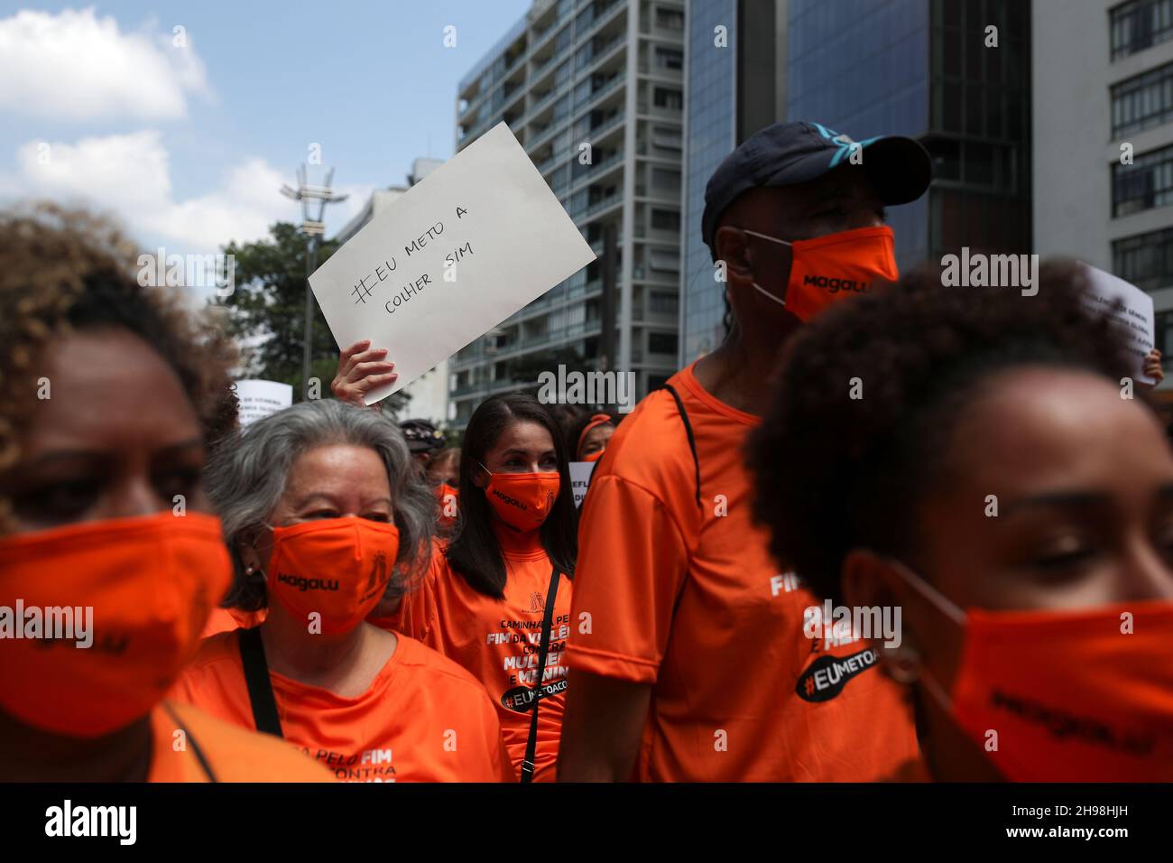 Une femme porte un signe qui se lit "Je mets la cuillère dans" se référant à intervenir entre le mari et la femme querelles, alors que les gens marchent pour exiger la fin de la violence contre les femmes, à Sao Paulo, Brésil décembre 5, 2021.REUTERS/Amanda Perobelli Banque D'Images