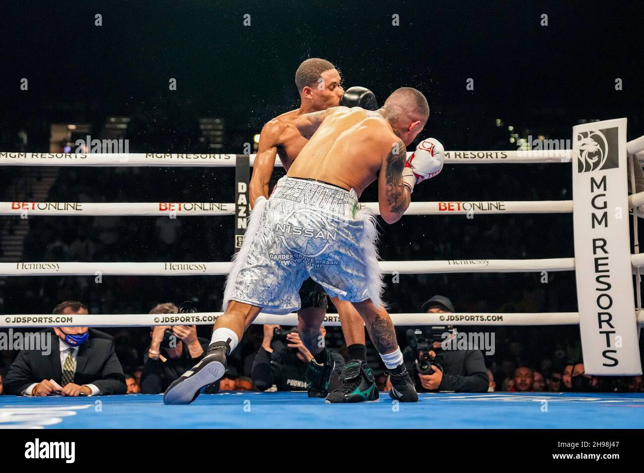 4 décembre 2021, Las Vegas, LAS VEGAS, NV,Etats-Unis: LAS VEGAS, NV - DÉCEMBRE 4: (G-D) Joseph ''Jojo'' Diaz Jr poinçons Devin Haney lors de leur combat de titre léger WBC à la MGM Grand Garden Arena le 4 décembre 2021 à Las Vegas, Etats-Unis.(Credit image: © Louis Grasse/PX Imagens via ZUMA Press Wire) Banque D'Images