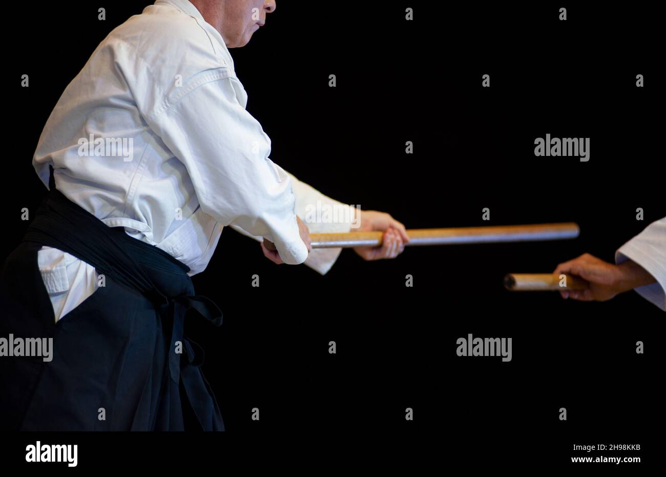 Florence, Italie - 2021 novembre 27 : maître de l'aikido de ceinture noire lors d'une session de formation, au Festival japonais 2021.Arrière-plan noir. Banque D'Images