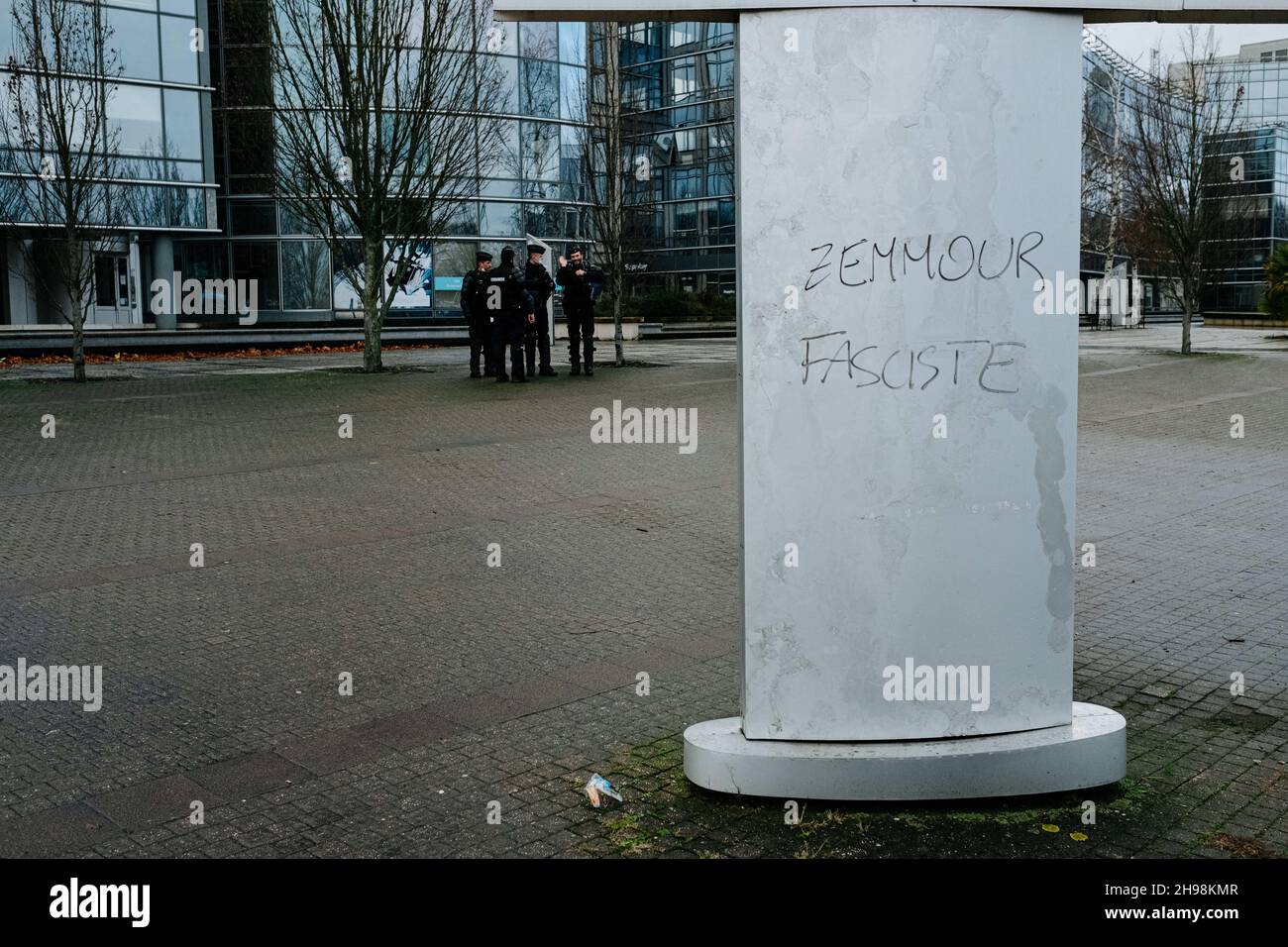 Un graffiti dit "Zemmour fasciste".Paris, France, le 05 décembre 2021.Photo de Florent Bardos /ABACAPRESS.COM Banque D'Images