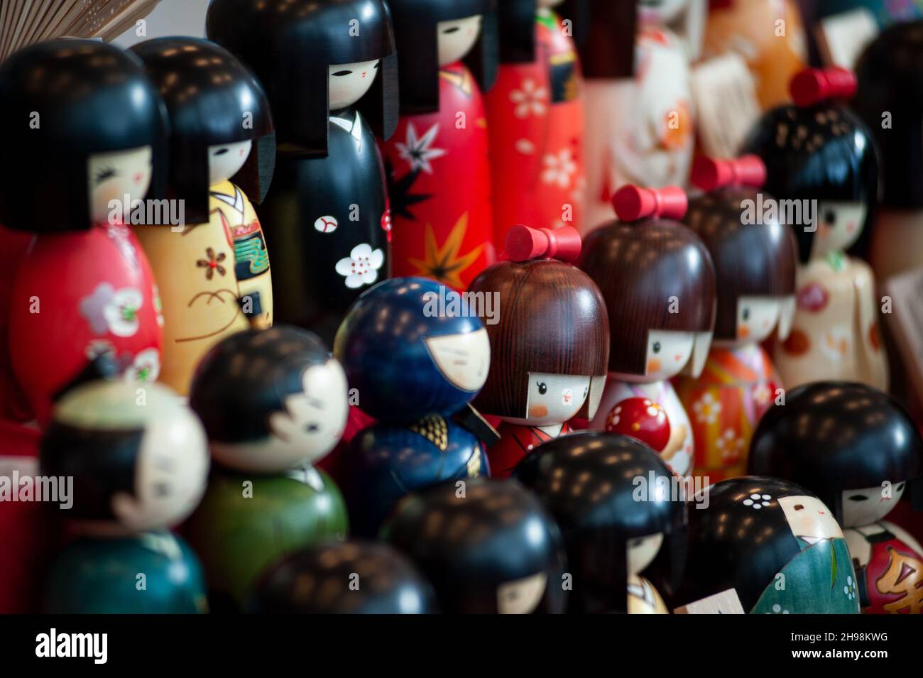 Kokeshi, sont de simples poupées japonaises en bois qui ont été conçues depuis plus de 150 ans comme un jouet pour les enfants.Gros plan. Banque D'Images