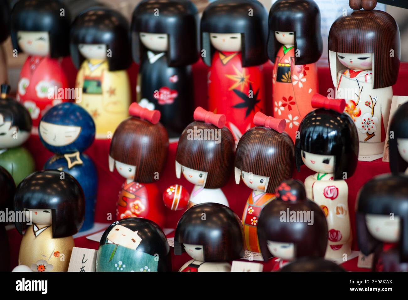 Kokeshi, sont de simples poupées japonaises en bois qui ont été conçues depuis plus de 150 ans comme un jouet pour les enfants.Gros plan. Banque D'Images