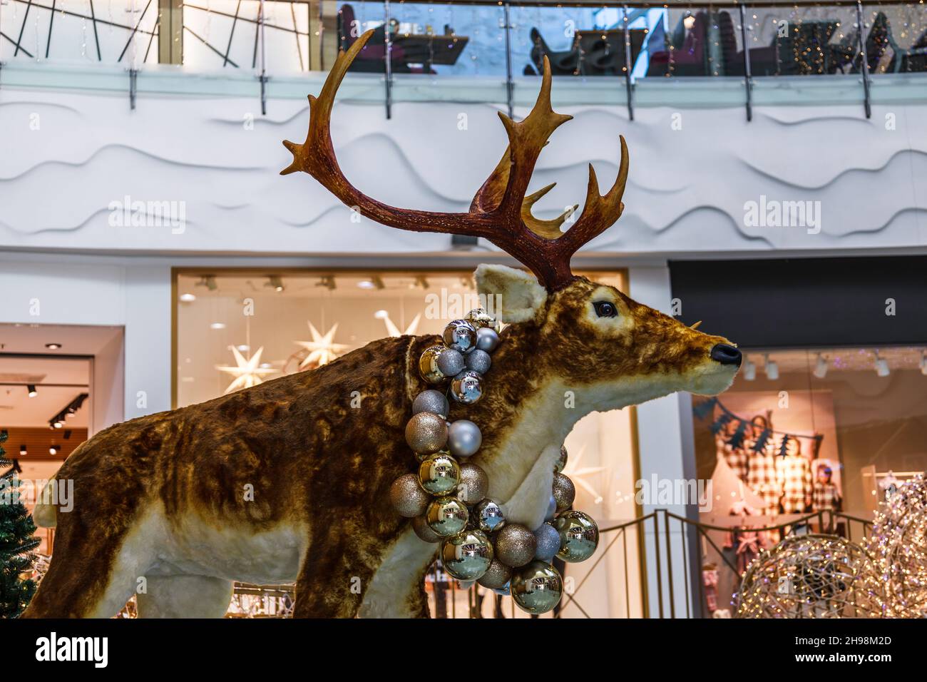 Cerf de Noël décoré dans le centre commercial Banque D'Images