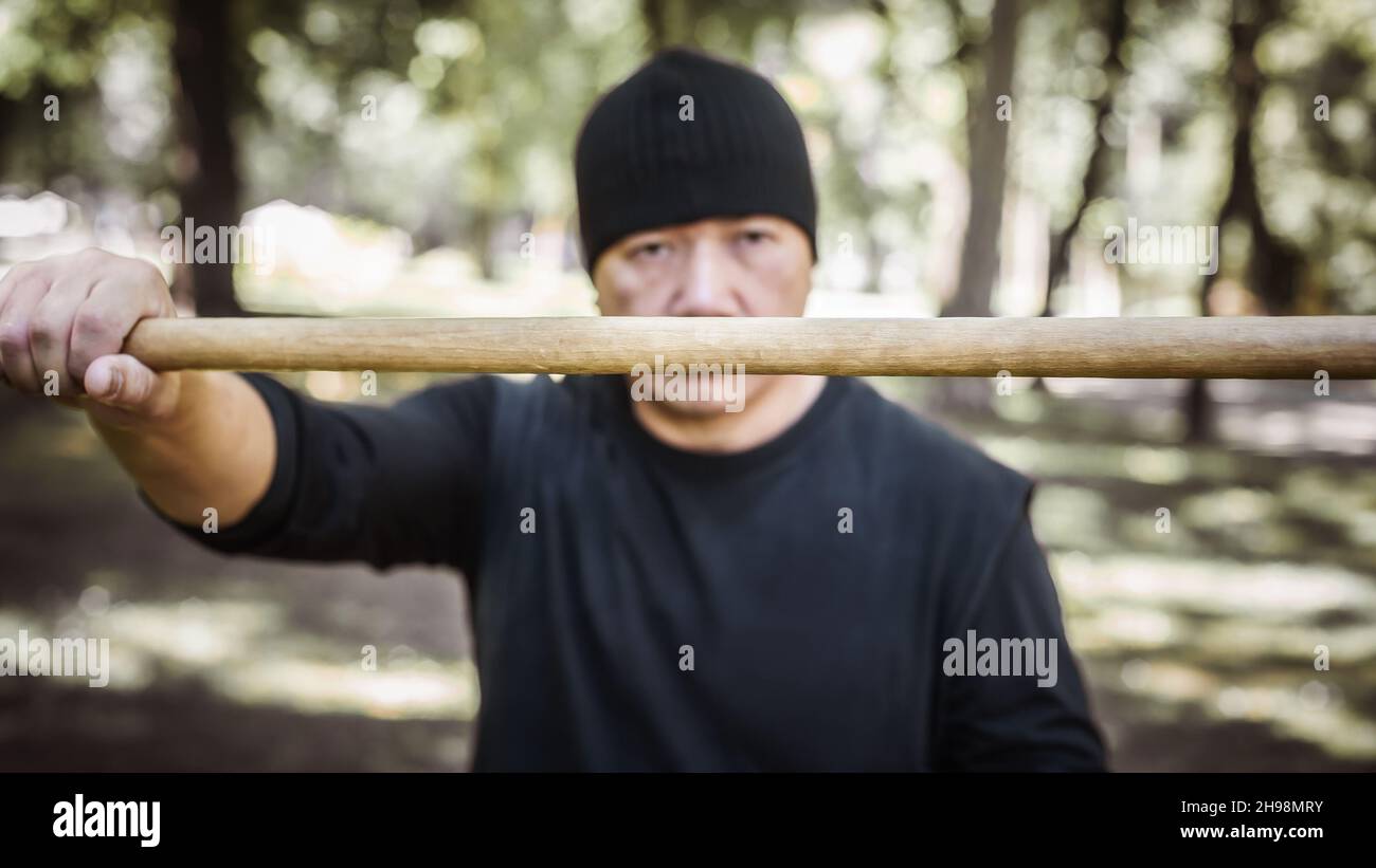 L'instructeur Lameco Astig Combatifs démontre les techniques de combat et les méthodes de formation à un seul bâton.Arts martiaux philippins Ecrima, Kali, Arnis Banque D'Images