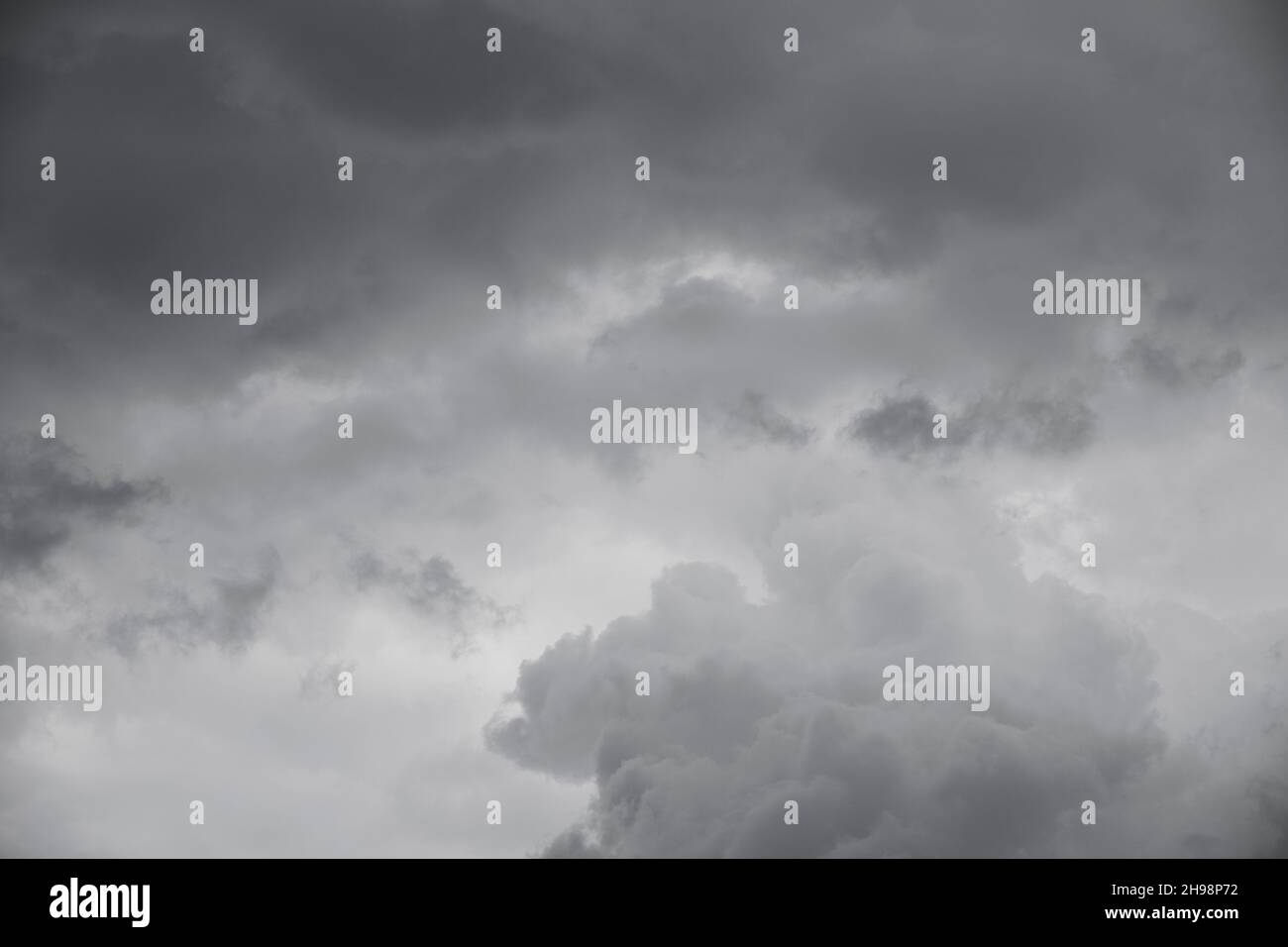 Les nuages gris foncé à sky Banque D'Images