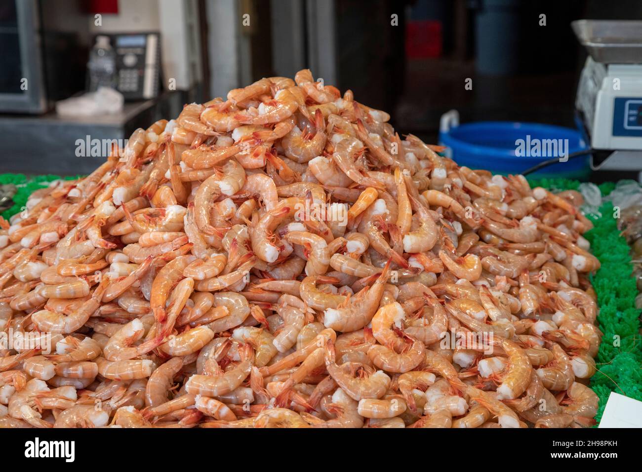 Washington, DC - crevettes en vente au marché municipal du poisson.Fondé en 1805, il est le plus ancien marché de poissons en plein air en activité dans le Banque D'Images