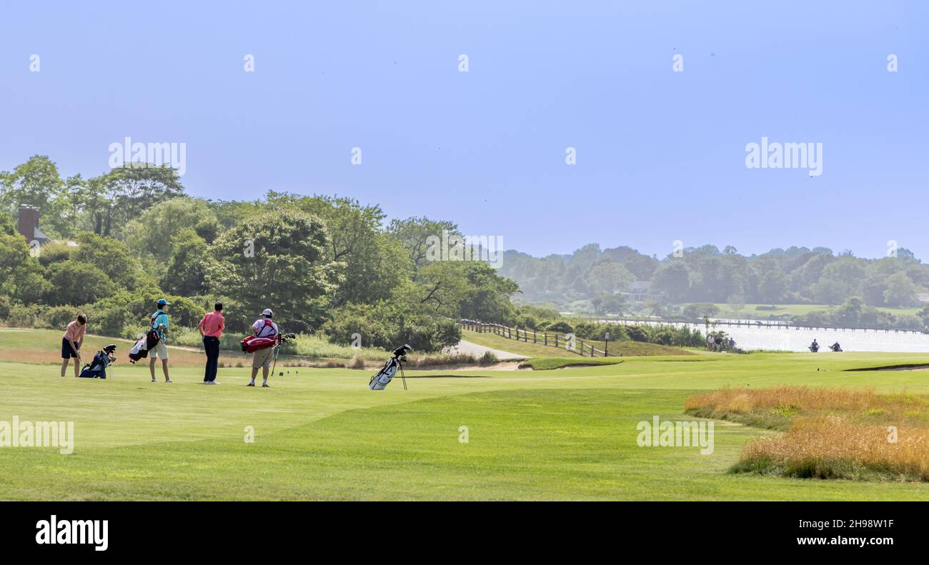 Jeunes hommes jouant de l'or au Maidstone Club, East Hampton, NY Banque D'Images