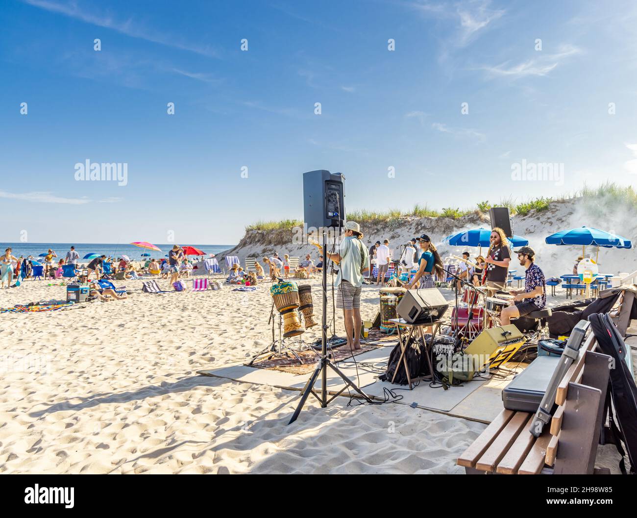 Un groupe en direct jouant à un groupe de amateurs de plage à Coopers Beach, Southampton, NY Banque D'Images