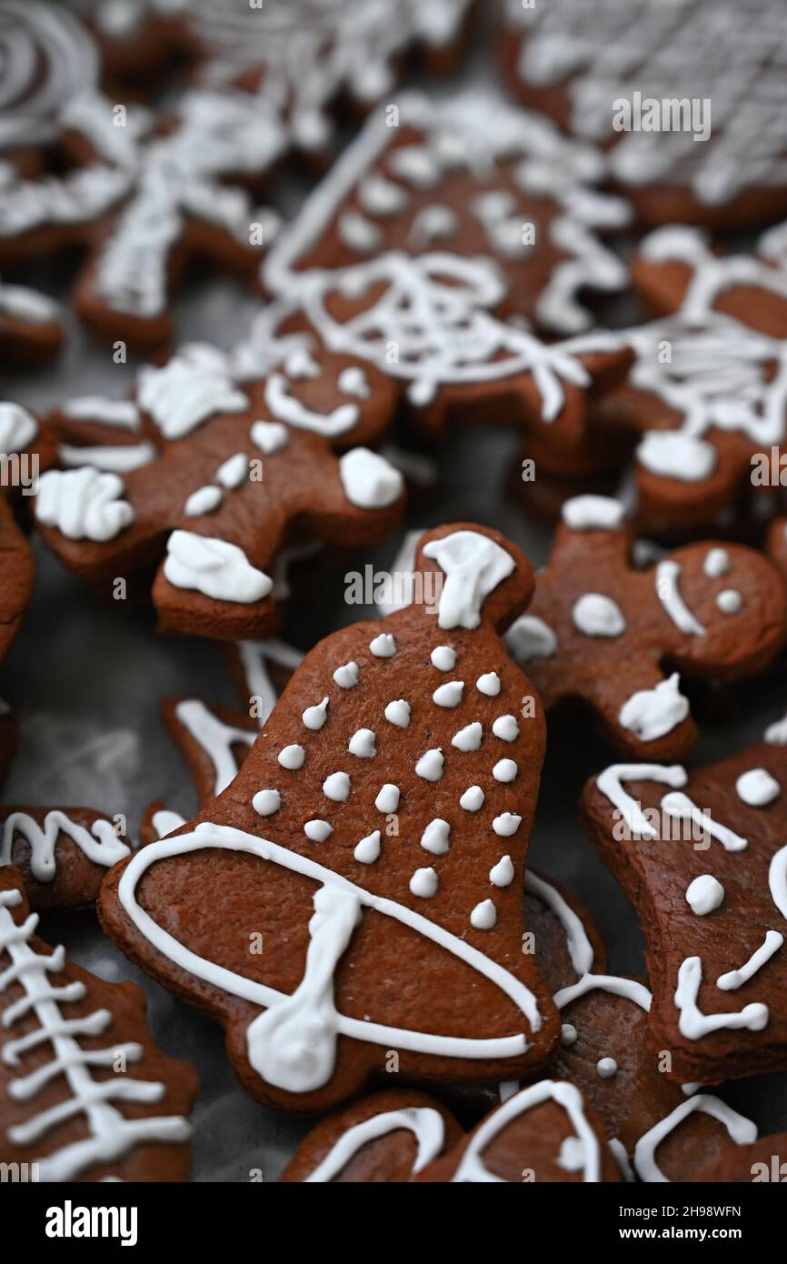 Bonbons de Noël.Beau pain d'épice de Noël traditionnel tchèque décoré à la main avec glaçage. Banque D'Images