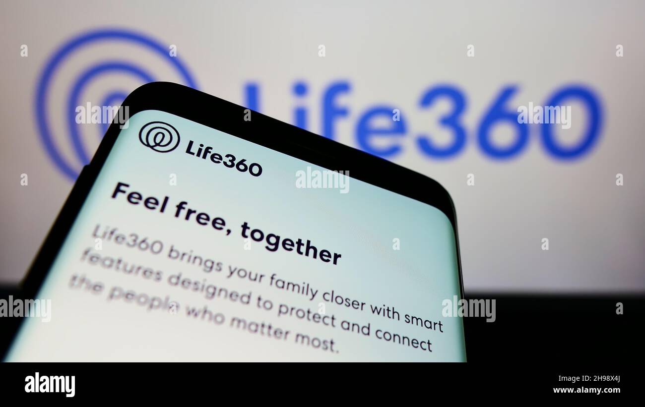 Smartphone avec le site Web de la société américaine de technologie de l'information Life360 Inc. À l'écran devant le logo de l'entreprise.Faites la mise au point dans le coin supérieur gauche de l'écran du téléphone. Banque D'Images