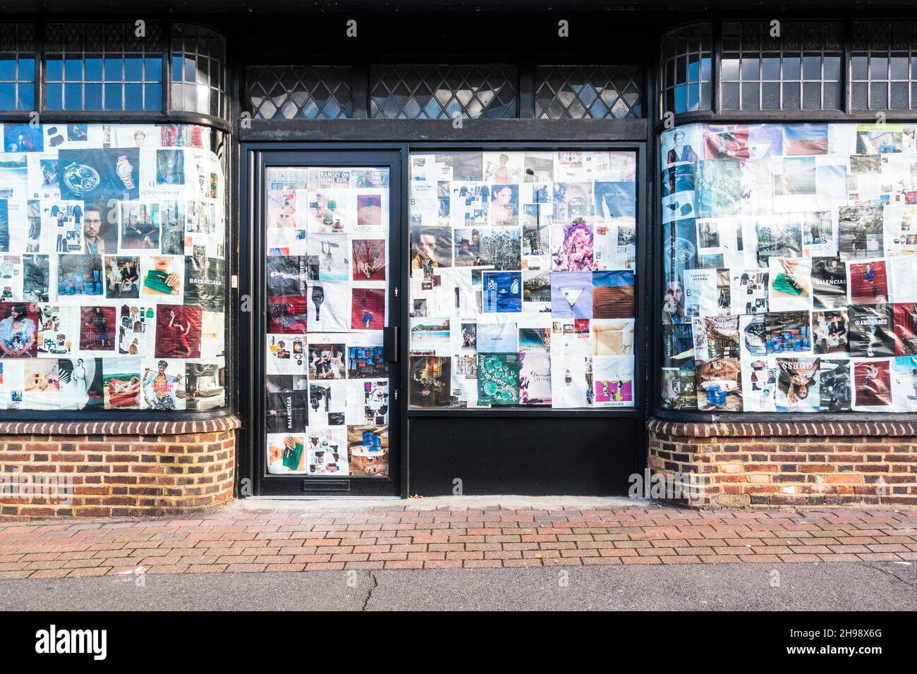 Rangez les fenêtres en verre recouvertes de papier magazine pour les redécorer Banque D'Images