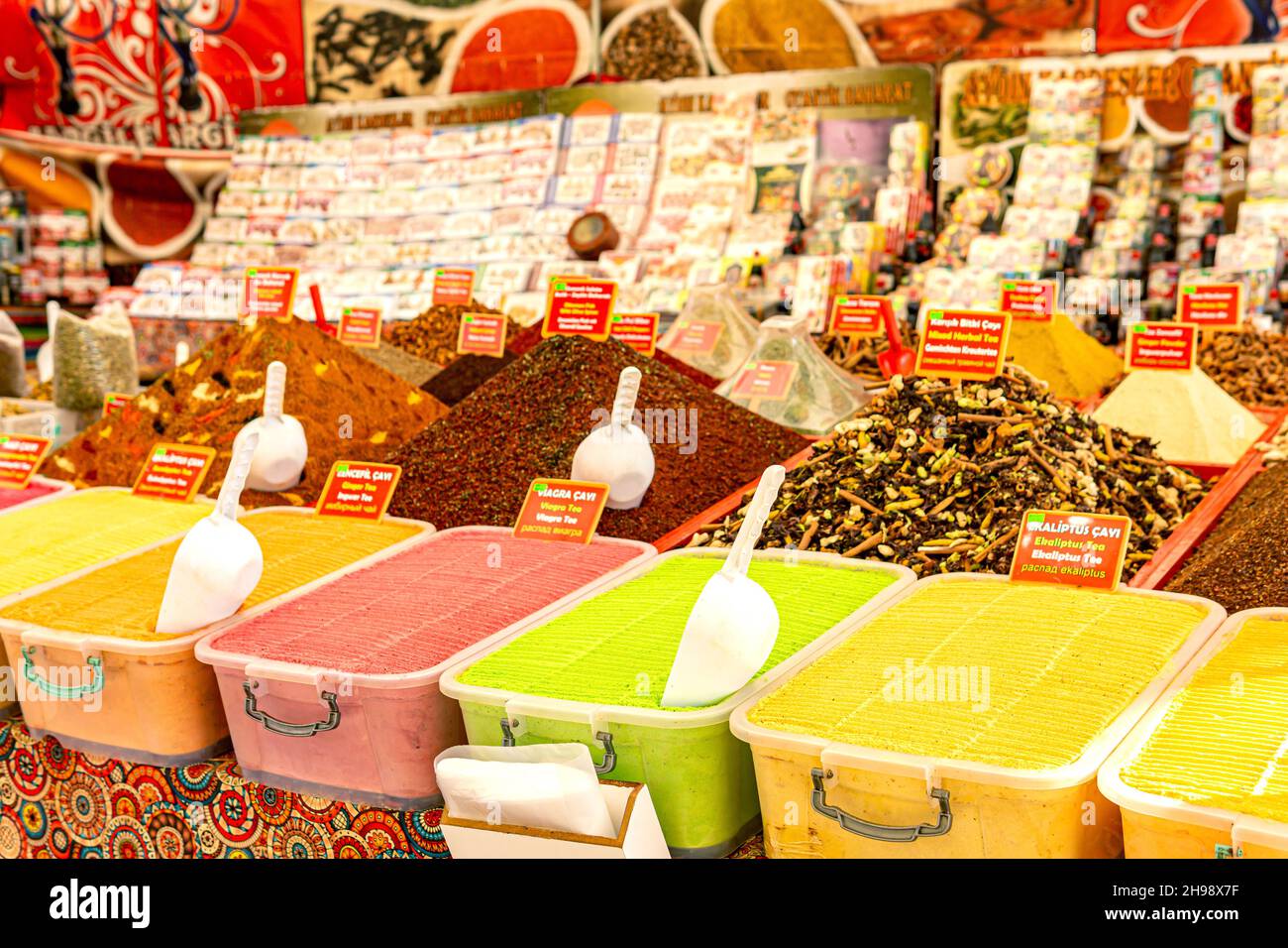 Kemer, Turquie - 08 novembre 2021 : épices colorées et thés aux fruits dans un bazar local Banque D'Images