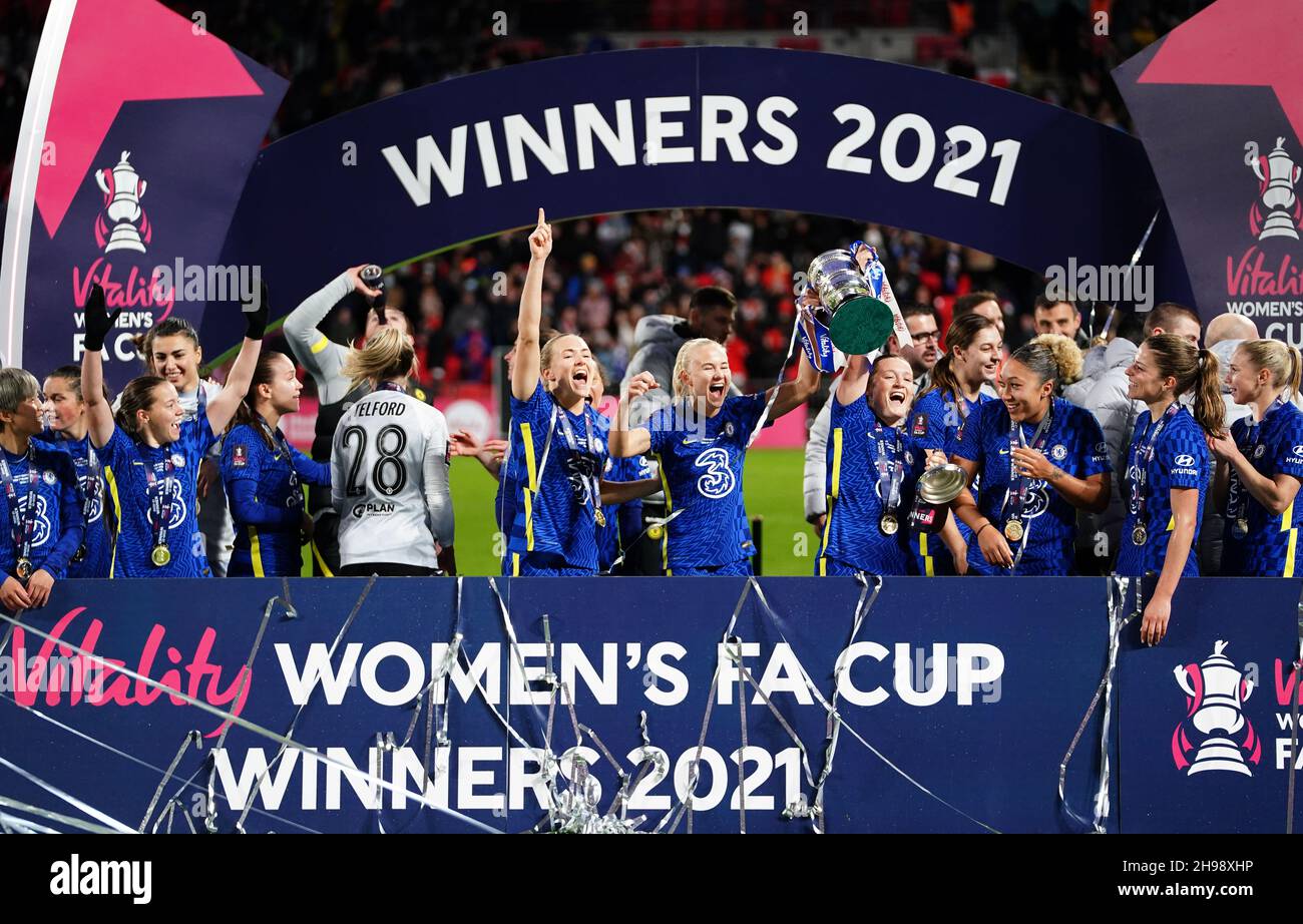 Magdalena Eriksson de Chelsea (au centre à gauche), Pernille Harder (au centre) et Erin Cuthbert (au centre à droite) célèbrent avec le trophée après la finale de la coupe de football féminin Vitality au stade Wembley, à Londres.Date de la photo: Dimanche 5 décembre 2021. Banque D'Images