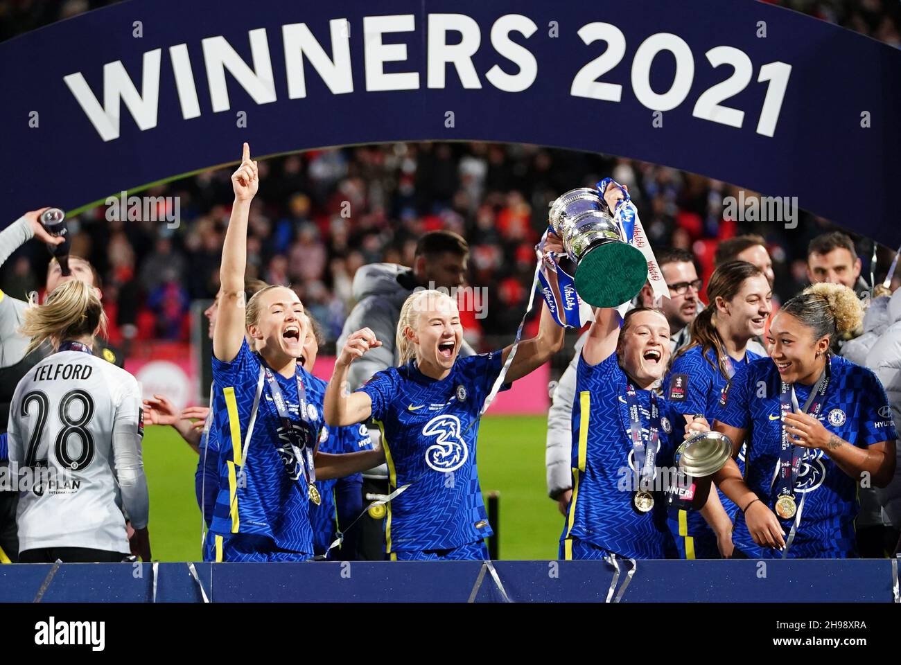 Magdalena Eriksson de Chelsea (au centre à gauche), Pernille Harder (au centre) et Erin Cuthbert (au centre à droite) célèbrent avec le trophée après la finale de la coupe de football féminin Vitality au stade Wembley, à Londres.Date de la photo: Dimanche 5 décembre 2021. Banque D'Images