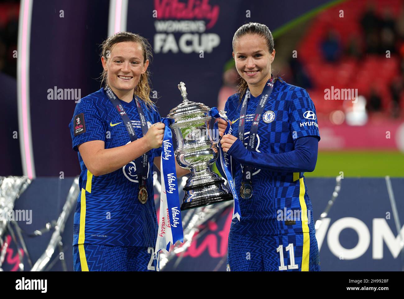 Erin Cuthbert de Chelsea (à gauche) et Guro Reiten célèbrent avec le