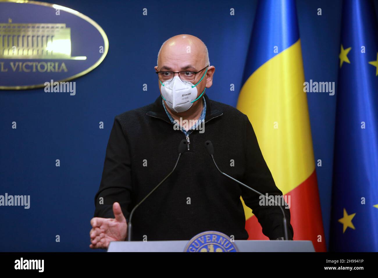 BUCAREST, ROUMANIE, 5 décembre 2021 : le chef du Département d'urgence, Raed Arafat, prend la parole lors d'une conférence de presse annonçant de nouvelles mesures contre n. Banque D'Images