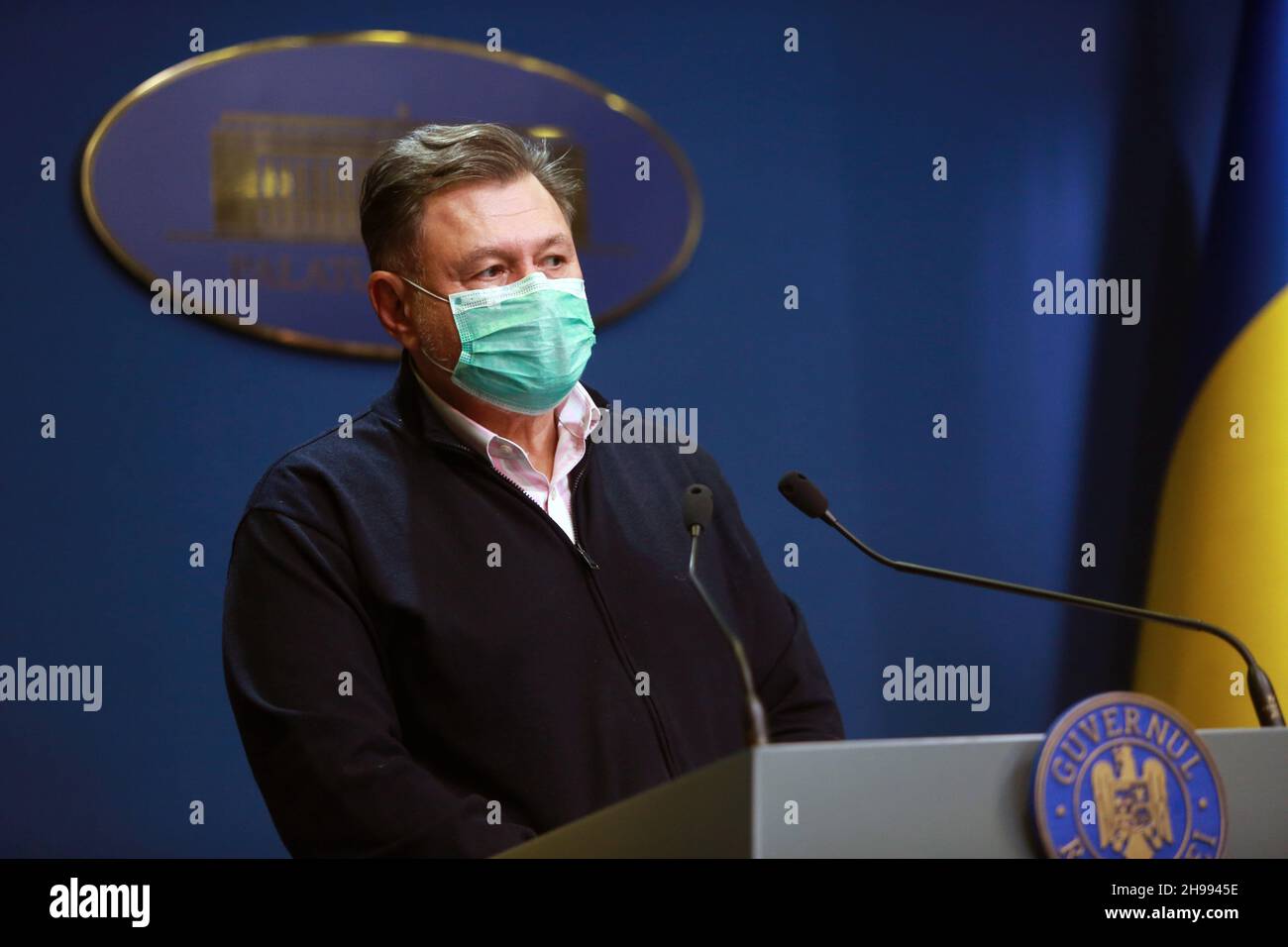 BUCAREST, ROUMANIE, 5 décembre 2021 : le ministre roumain de la Santé, Alexandru Rafila, prononce une allocution lors d'une conférence de presse sur les nouvelles mesures contre la nouvelle ère Banque D'Images