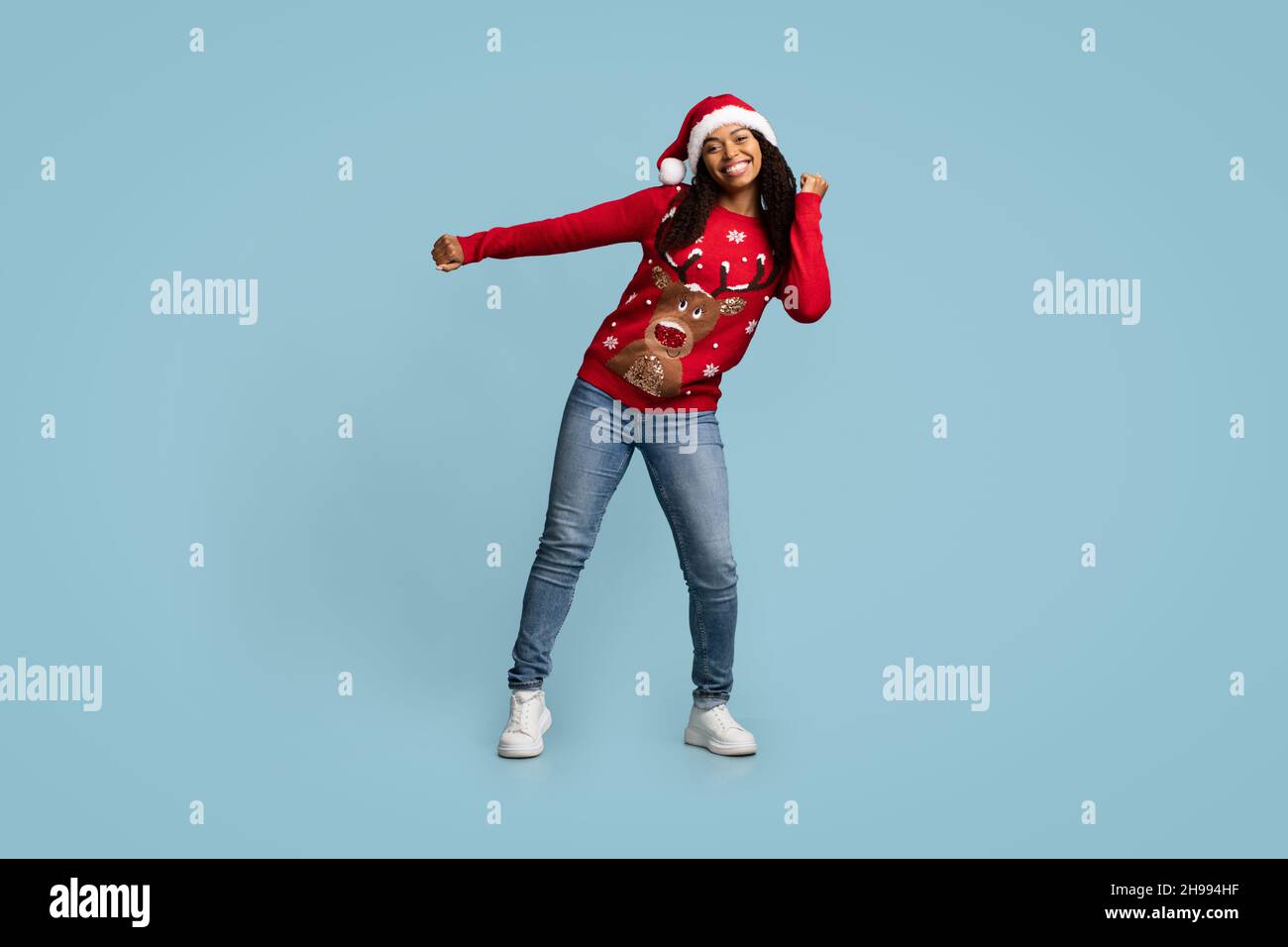 Femme noire ecstatic s'amusant pendant la fête de Noël Banque D'Images