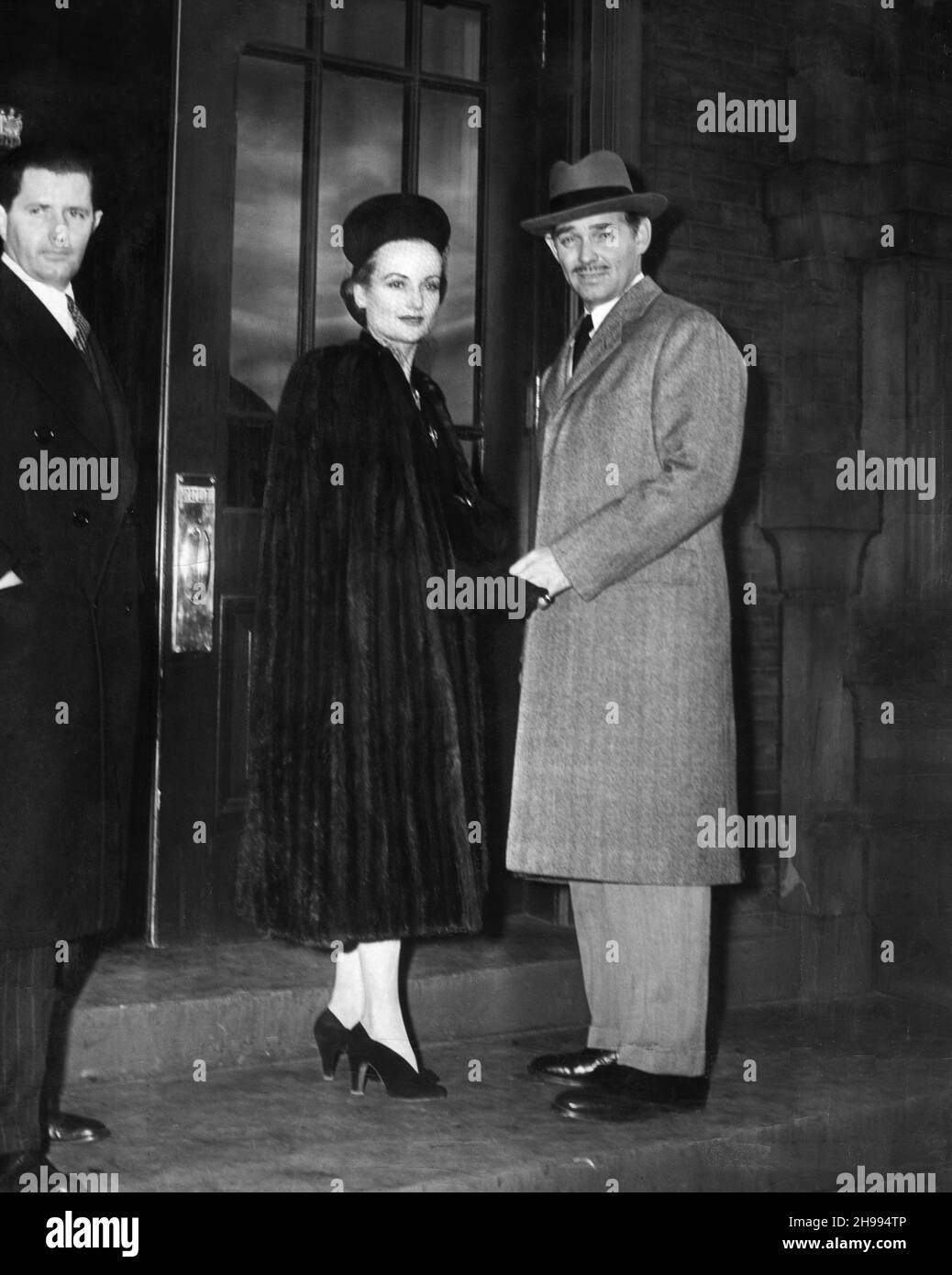 CLARK PIGNON et sa 3e femme CAROLE LOMBARD ont fait du candié à l'entrée du John Hopkins Medical Center à Baltimore en décembre 1940 Banque D'Images