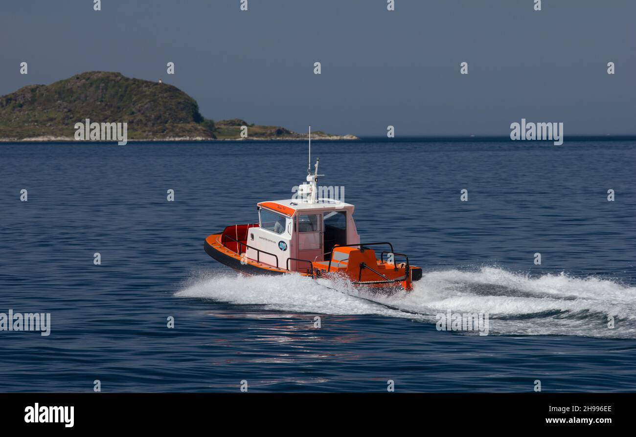Embarcation de sauvetage rapide en route depuis le port d'Alesund en Norvège Banque D'Images