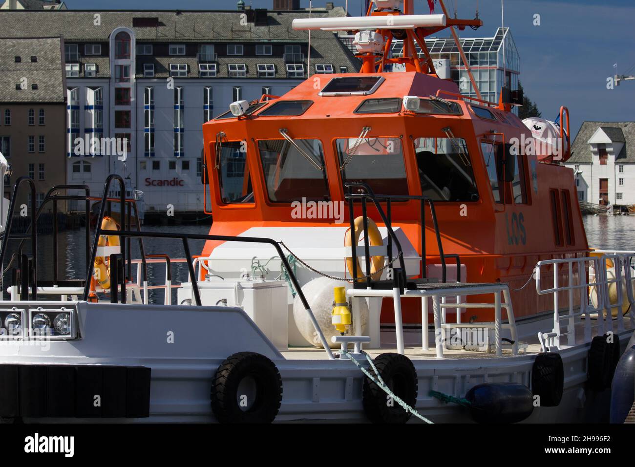 Embarcation de sauvetage rapide dans le port d'Alesund en Norvège Banque D'Images