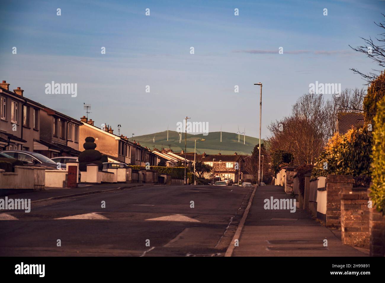 Rue de la ville avec le parc de Raheenleagh en arrière-plan.Arklow.Côte est de l'Irlande. Banque D'Images
